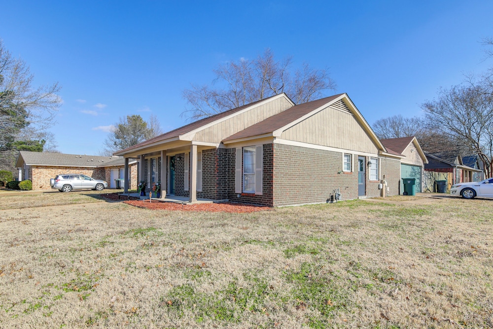 4 Mi to Shelby Farms Park: Memphis Home w/ Patio!