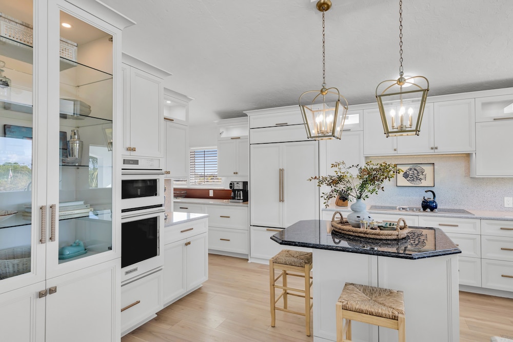 New Listing! Reel Joy Waterfront Luxe With Pool And Private Dock 4 Bedroom Home