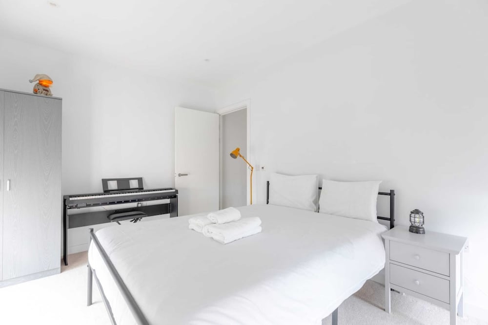 Stylish 2BD Oasis W/balcony South East London!