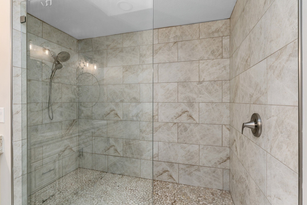 Designer Pet-friendly Retreat With Heated Pool 5 Bedroom Home
