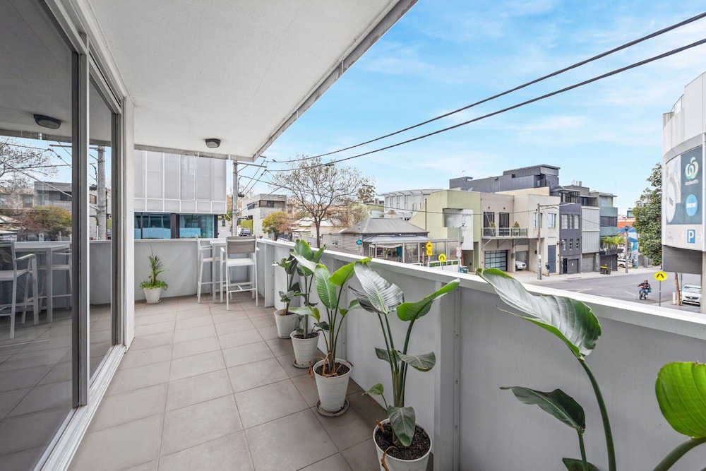 Sleek South Yarra 2-bed With Alfresco Dining