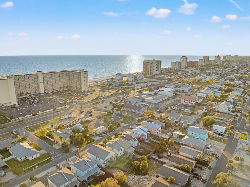 Just Beachy 3BR Dog-friendly Townhouse Near Beaches & Attractions!