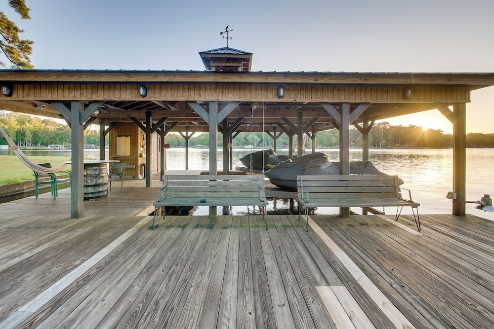 Waterfront Escape w/ Hot tub & Dock in Eatonton!