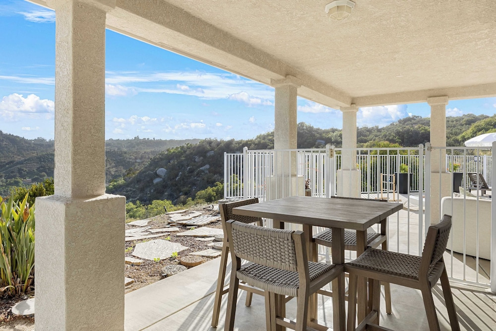 Pool, Views, Hot Tub, Fire Pit & Arcade Vista Clara by Avantstay