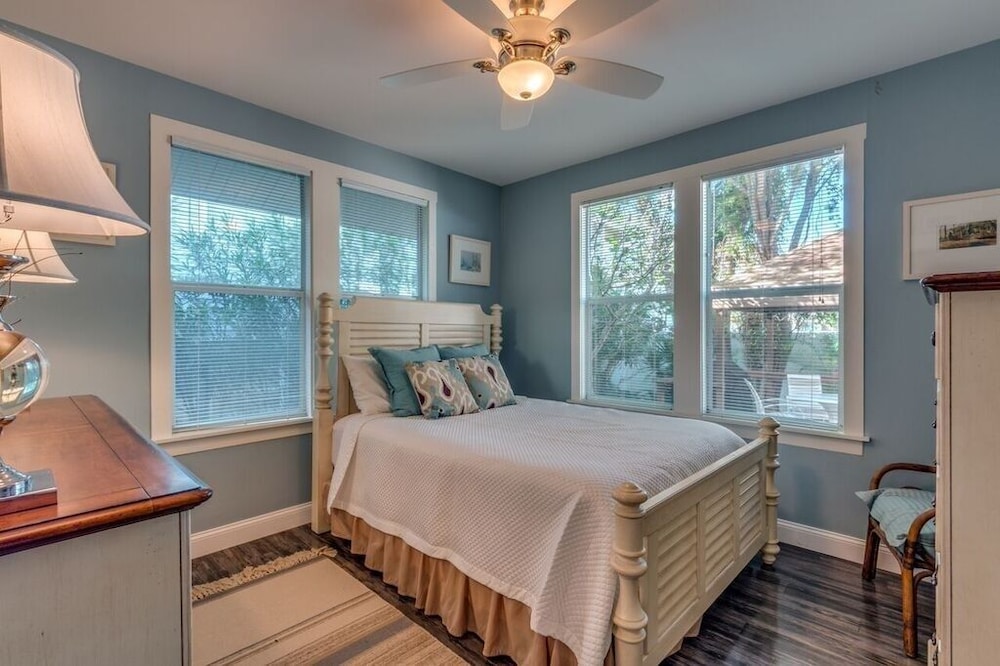 Beachcomber Beach House - Weekly Rental Just Steps To White Sand Beach! 2 Bedroom Home by Redawning - Image 4