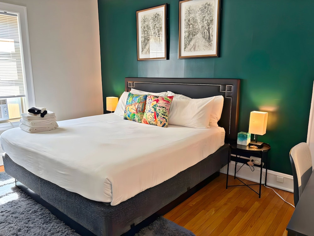 Perfectly Located 1BR - Hinman D2