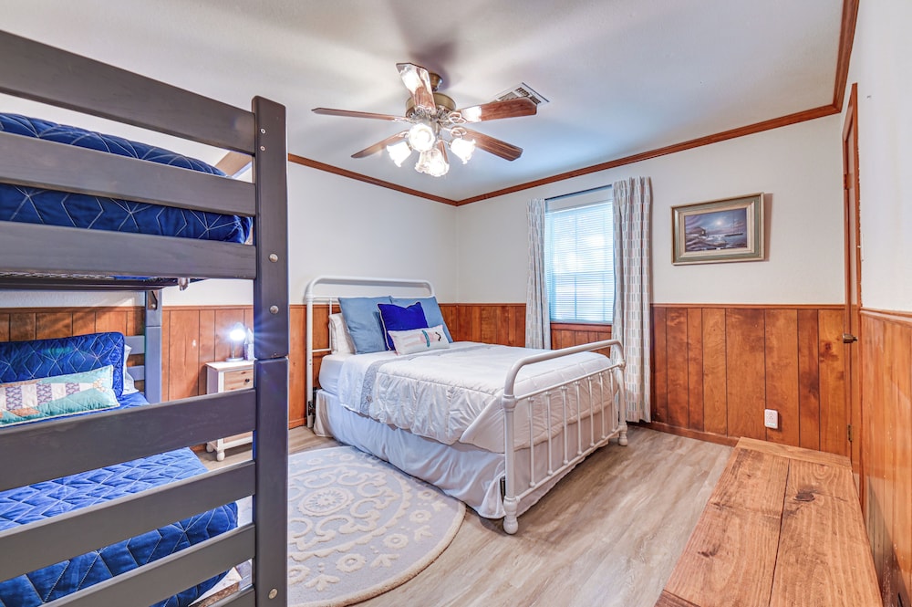 Home w/ Lake Texoma View, Game Room & Bar