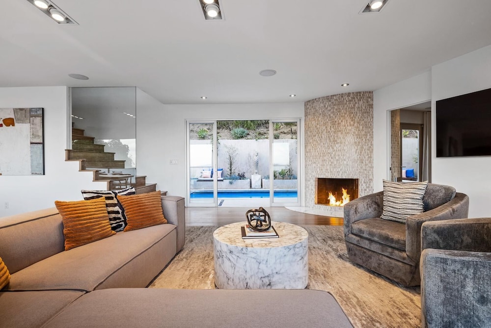Belle Horizon - Modern Villa With Expansive Balcony and Views