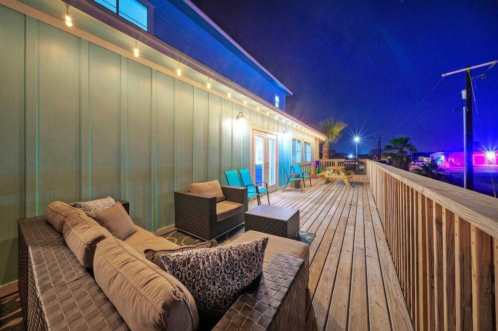 Sleeps 22! 2 Homes Priv Pool, Putting Green, Bar, Deck, Prime Port A Location