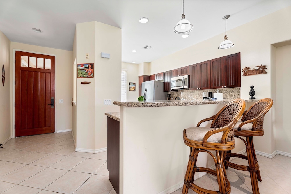Concierge Included - Walk to Restaurants & Shopping - AC - Infinity Pool! -vrkcv