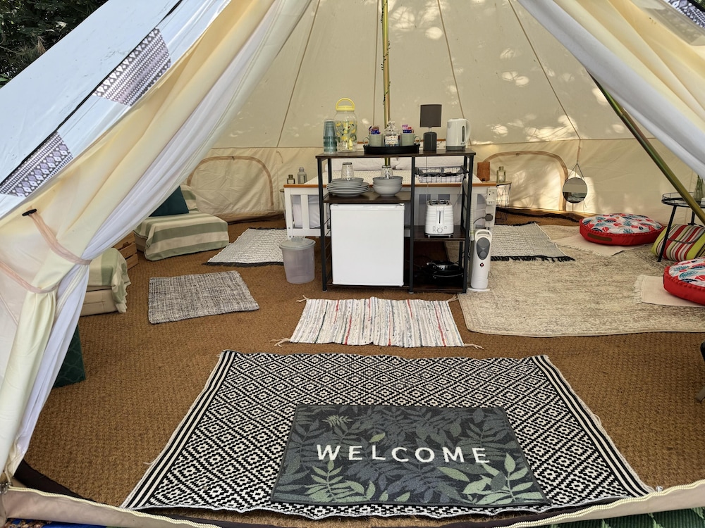 Spacious Bell Tent at Herigerbi Park, Lincolnshire view 5