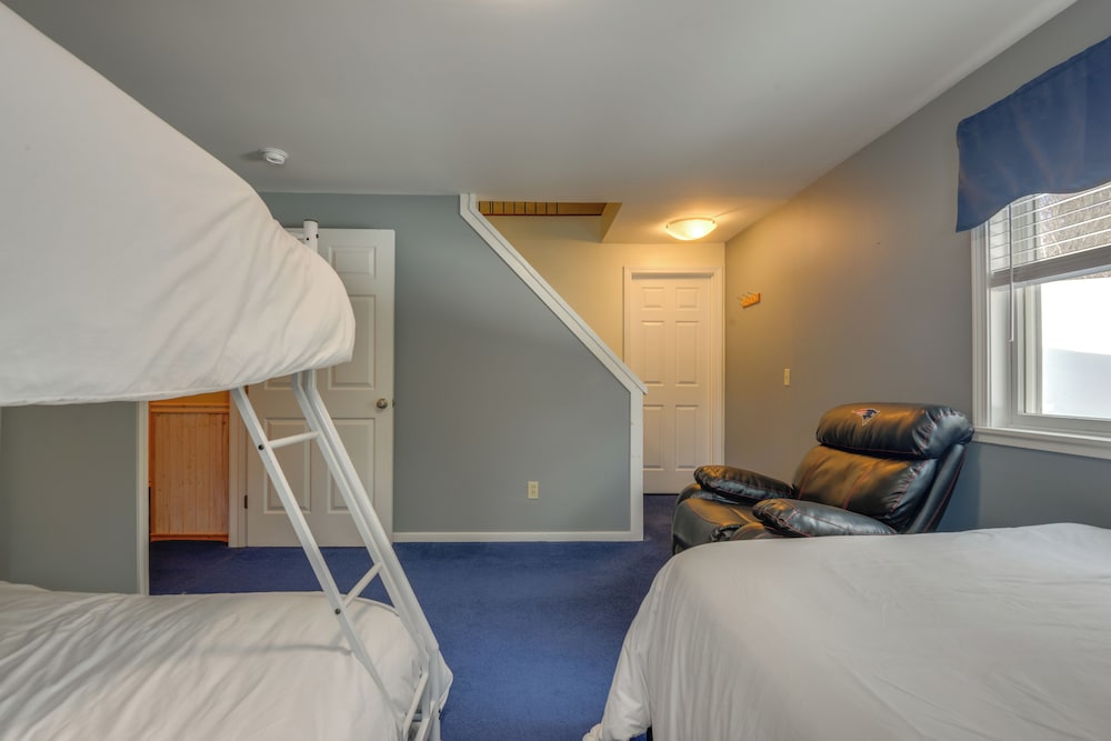 Ski, Golf & Hike: Spacious Dover Retreat!