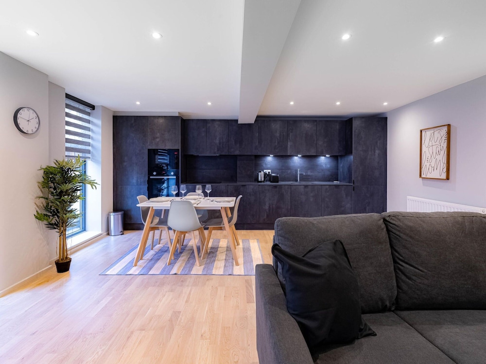 Victoria Park Vista Two-bedroom by Sojo Stay
