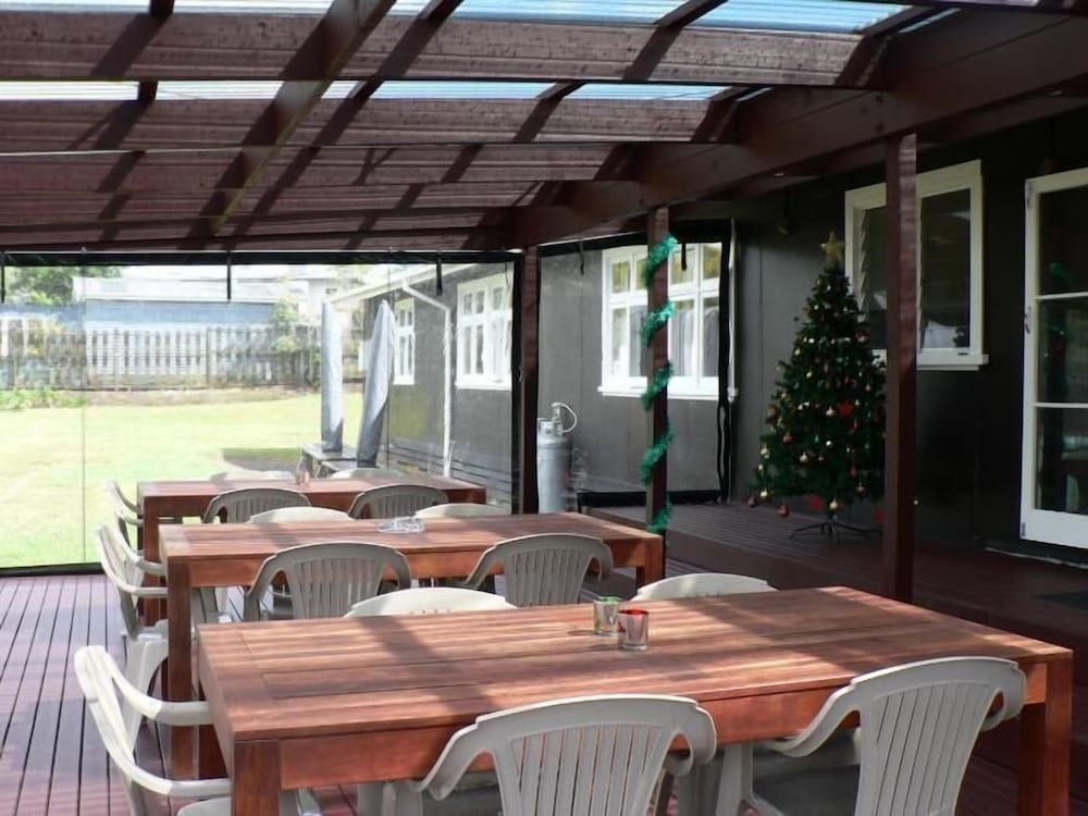 Lake Maraetai Lodge - Hostel