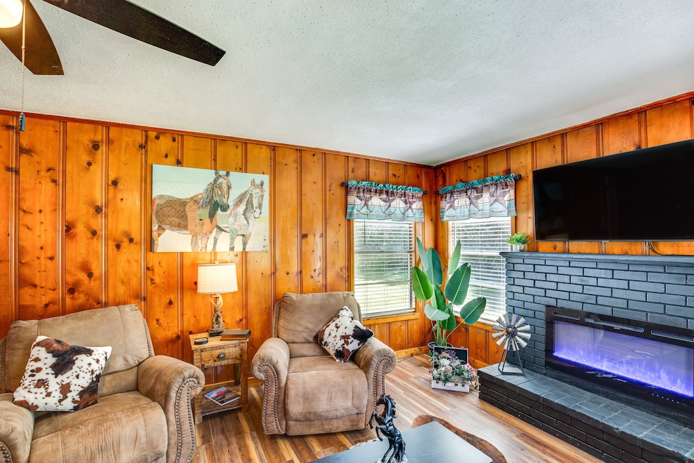 Grapeland Farm Retreat w/ Pool, Grill Fire Pit - Property Image 19