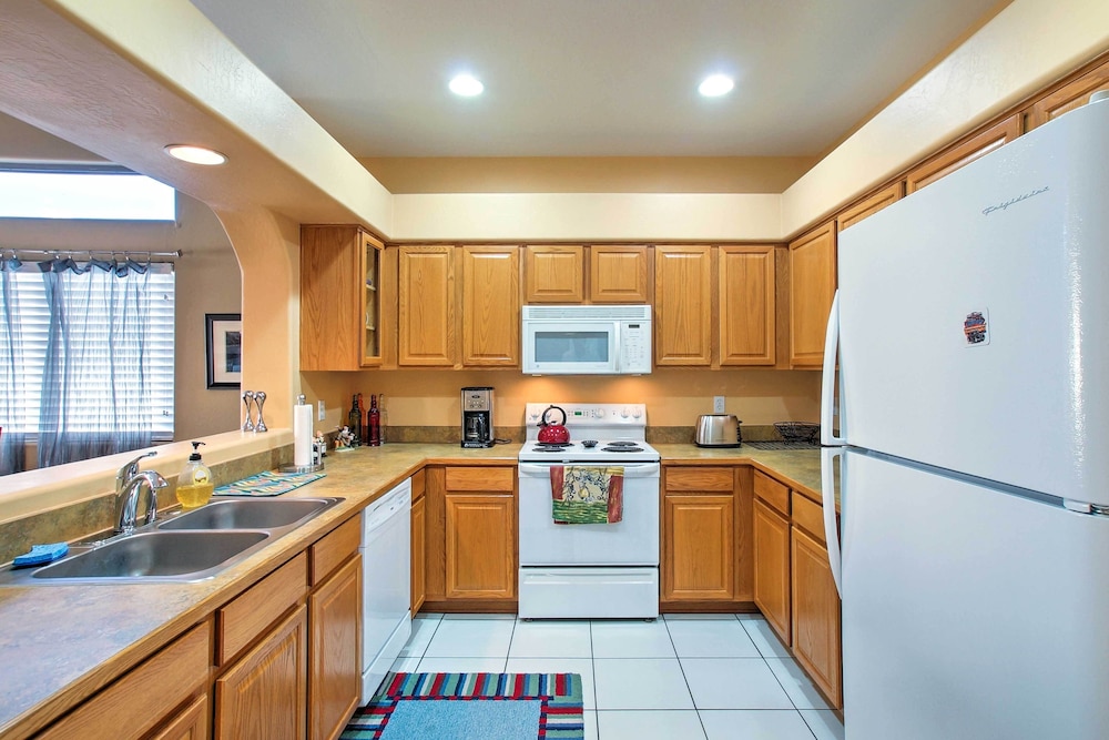 Lovely Condo w/ Balcony < 3 Miles to Parks + Golf!