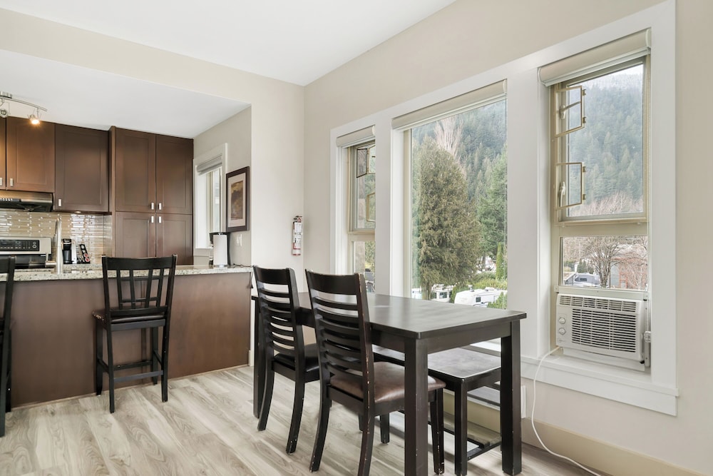 Harmony Haven 2BR Lakefront Suite
