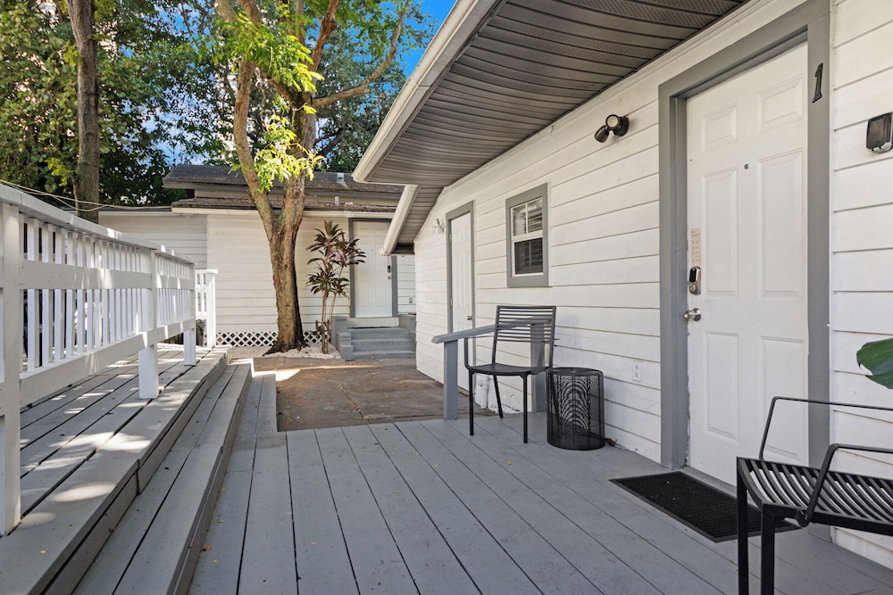 7BD Downtown Oasis Pool