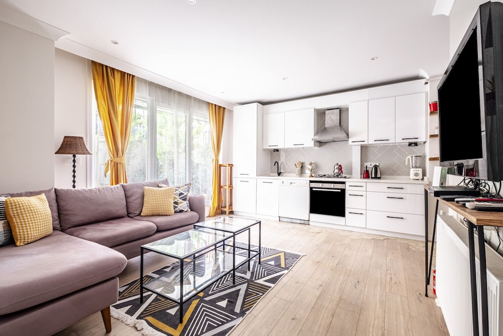 Flat With Backyard Near Idealtepe Marmaray Station