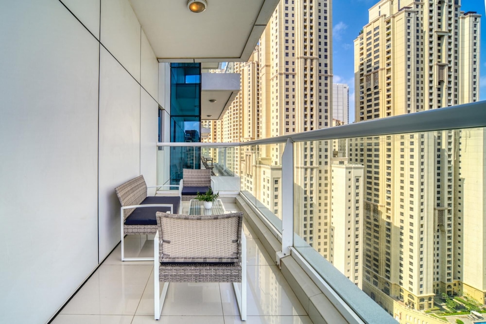 Premium 2BR Apt w Marina Views