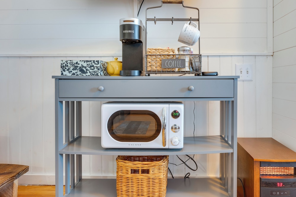 1 Mi to Cranmore Mountain: Charming Conway Apt!