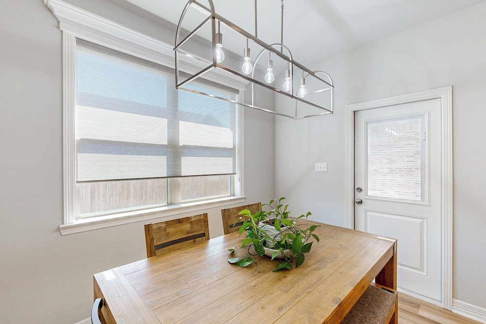 3BR Cozy Home w/ Enclosed Backyard & W/D