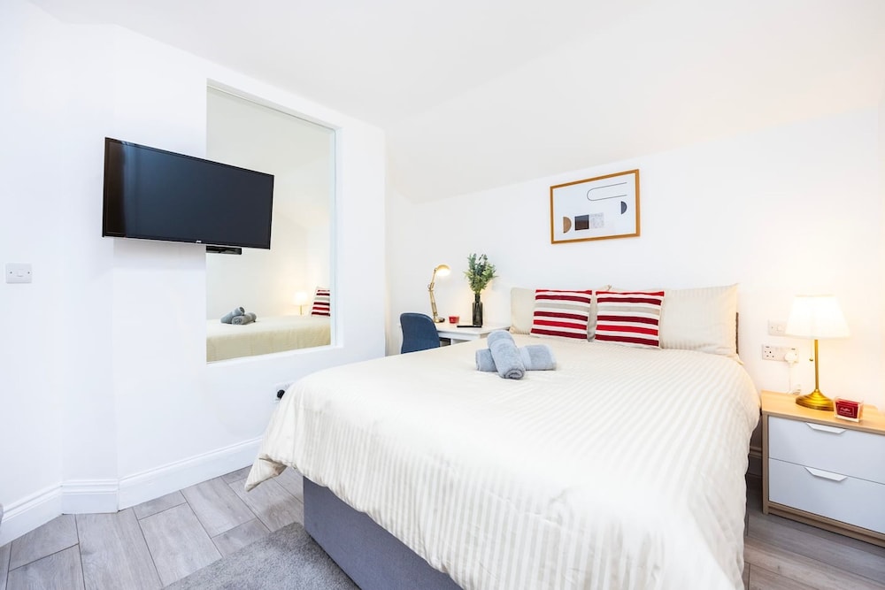 3 Bed 3 Bathroom Flat in Kensington B