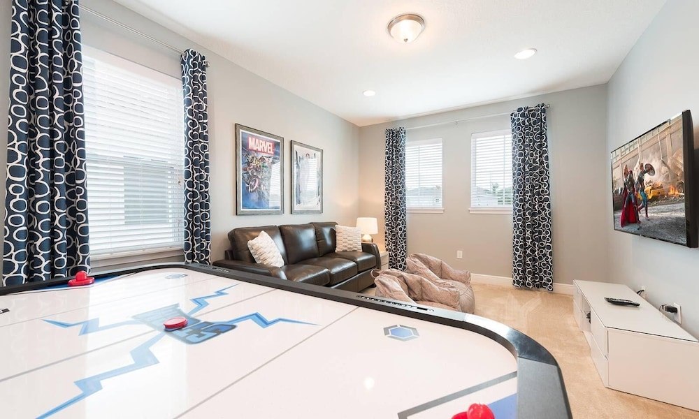 7412 MA - Stylish Home Near Parks