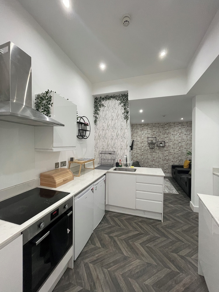 Stylish City Center 2 BR Retreat