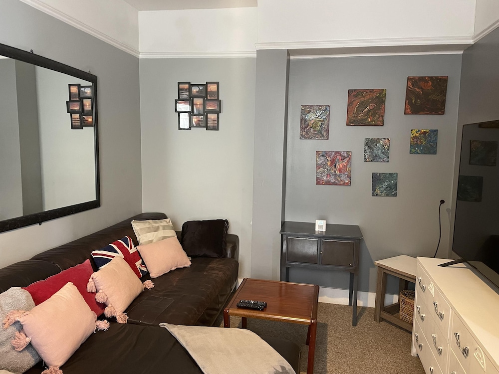 Traditional Elegant Spacious English Home, 4bdr