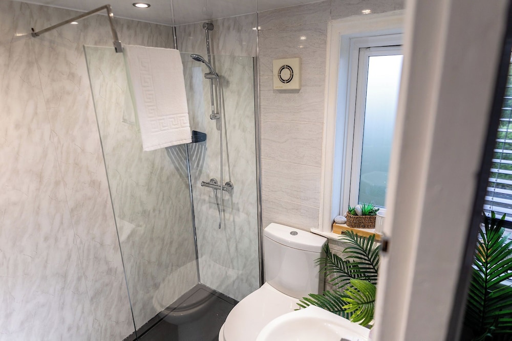 Beautiful Wythenshawe Home Near Airport With Garden & Parking Sleeps 5