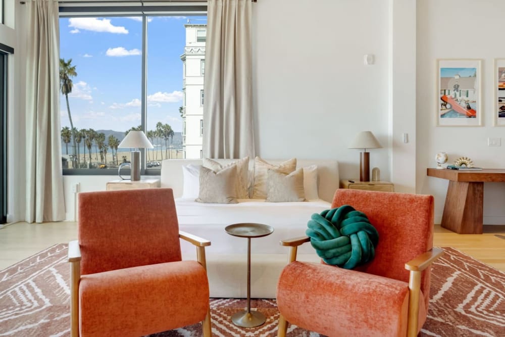 The Santa Monica Sunset - Beachfront Luxury