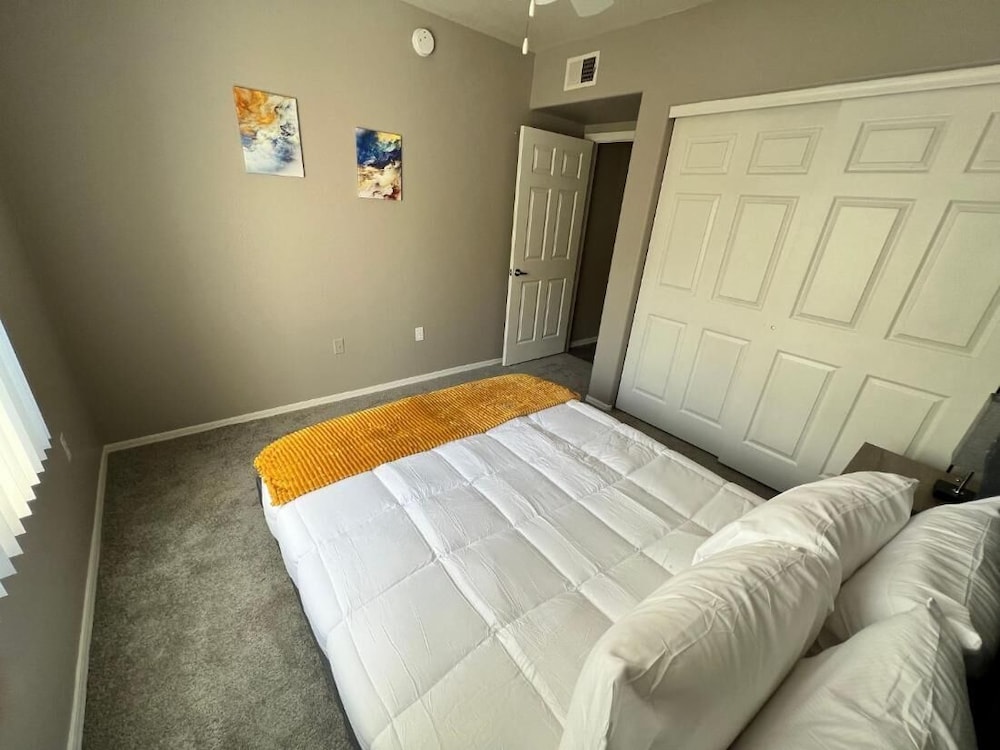 Spacious 2 Bdrm Th in Phoenix Perfect Getaway by Glow Explore view 4