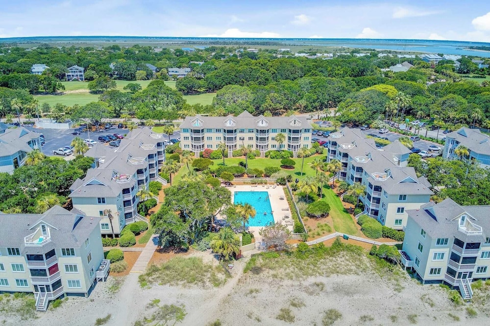 Oceanview Condo + Pool, Balcony & Beach Access 304 D Port O Call by Avantstay