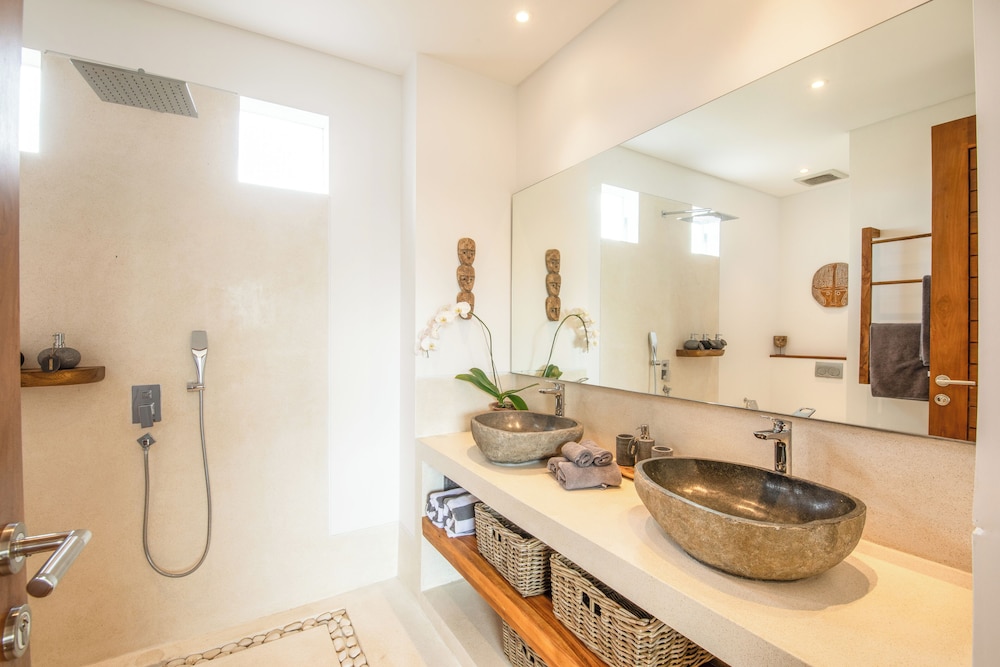 Coastal Comfort: Cozy 4BR Villa, 5 Min Walk to Finns Beach