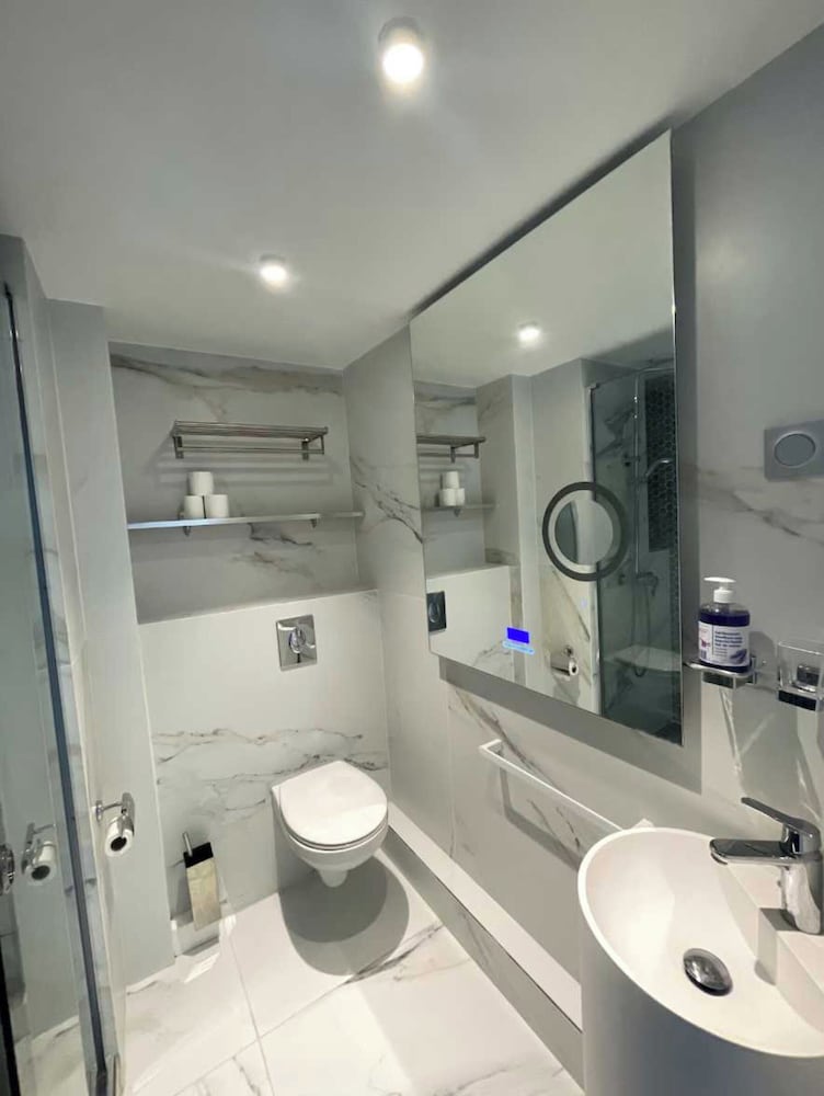 Modern Apartment - 3br- 6P - Palm Beah