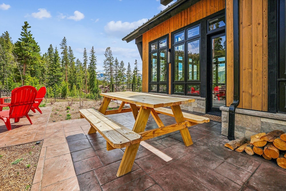 The Crowne Summit 6 Bedroom Home