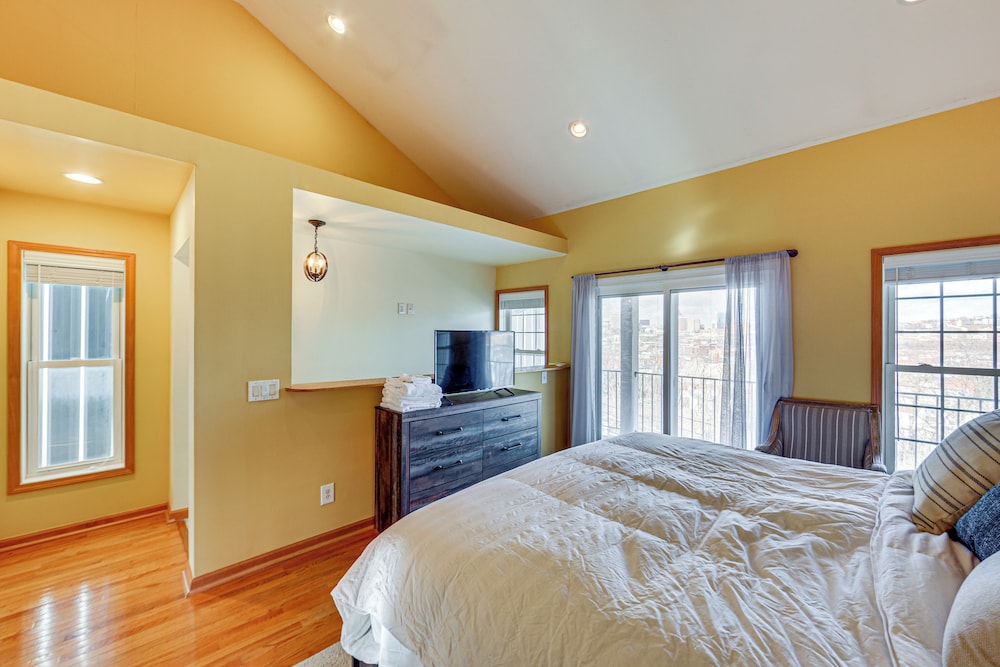 2 Mi to Market Sq! Row House w/ Dedicated Office
