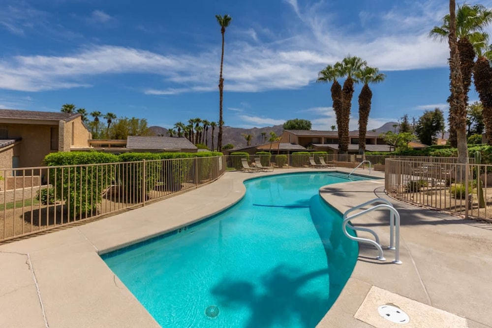 Desert Flower- Ironwood CC Condo Pool Spa