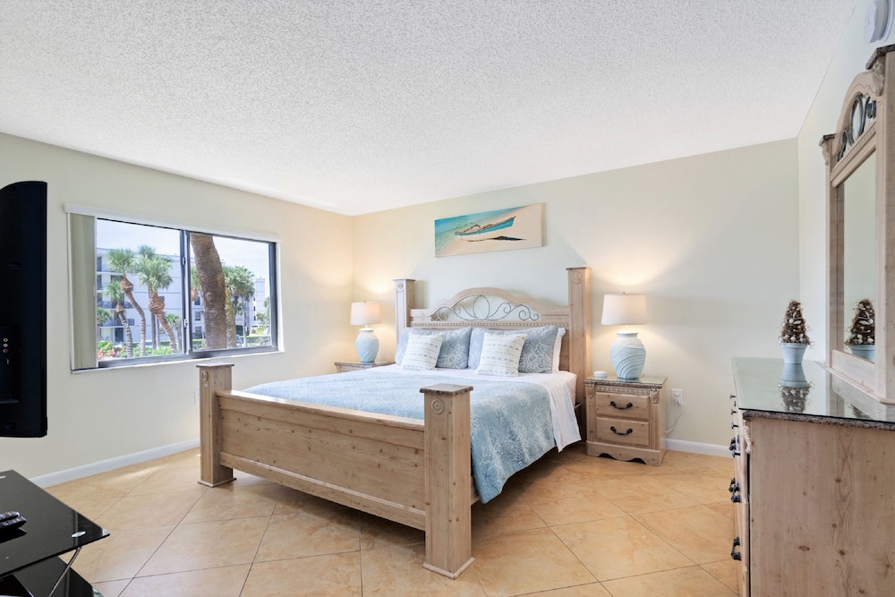 Canaveral Towers by Happy Palm Stays
