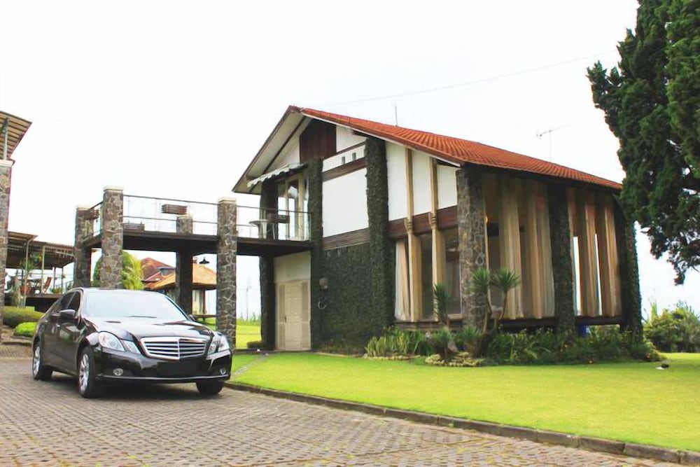 De Villa Istana Bunga by HouseinBandung