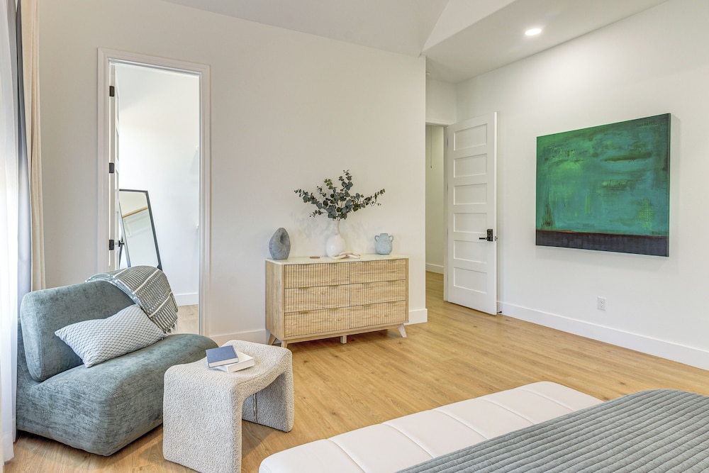 2 Mi to Dtwn Houston: Stylish Retreat w/ Balcony