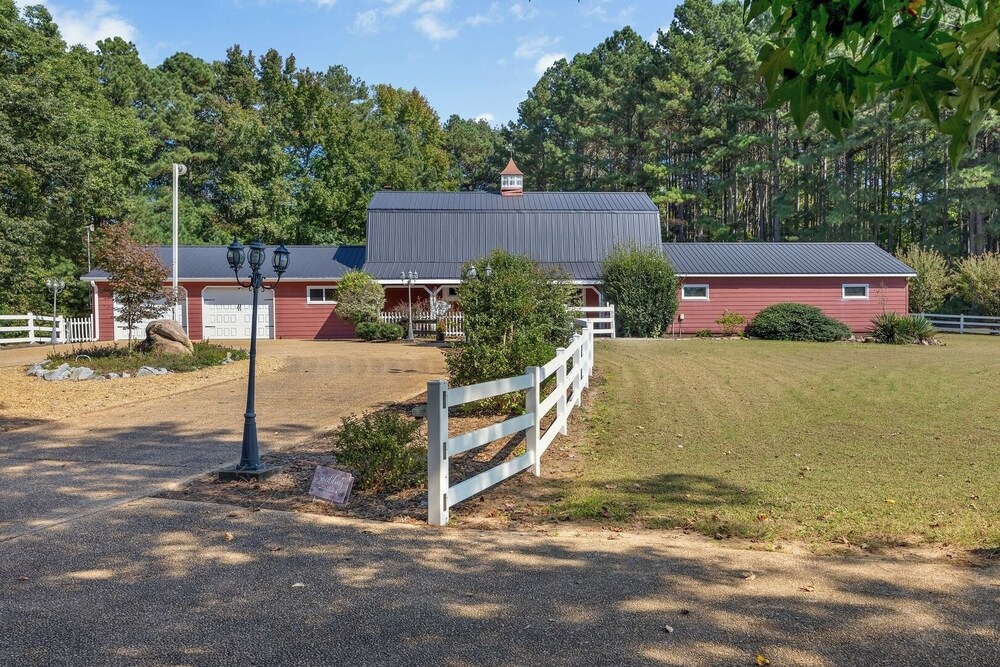 Pet-friendly 3BR Lake House Firepit + Pier