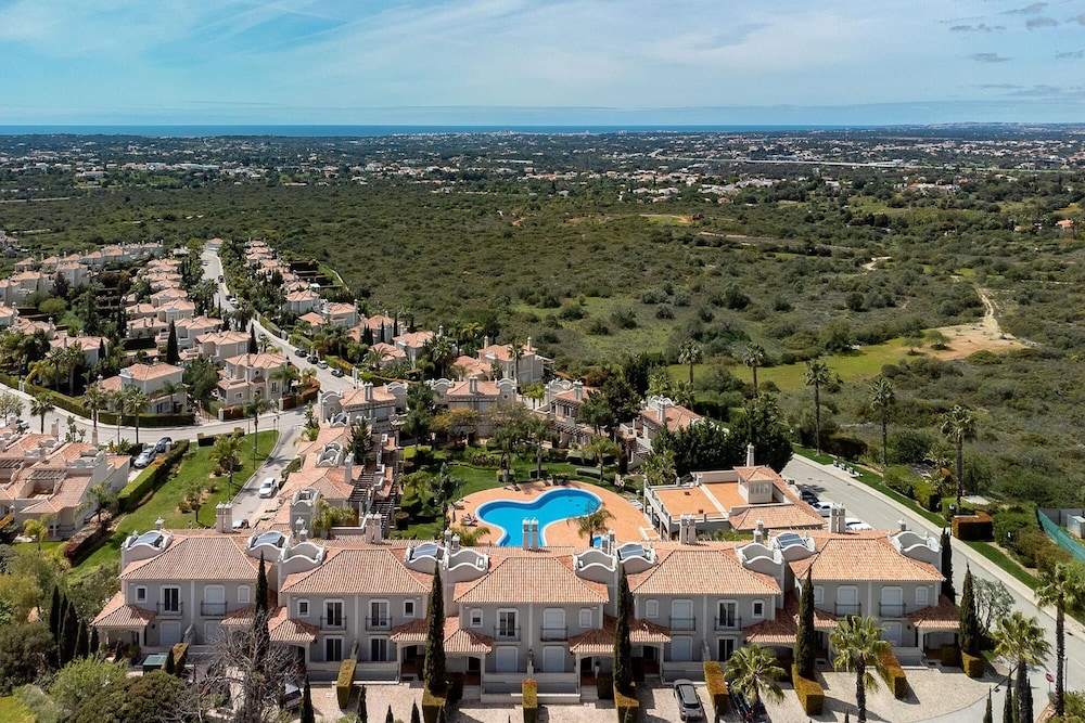 Townhouse Dahlia - The Crest view 2