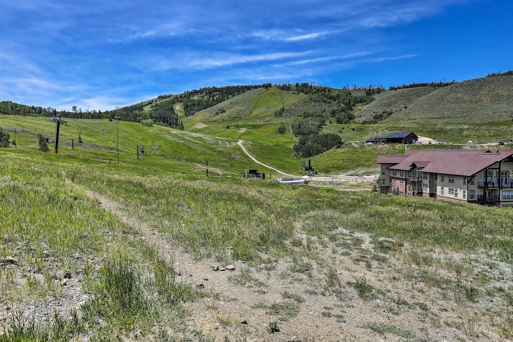 Cozy Ski-in/ski-out Granby Condo w/ Hot Tub! view 5