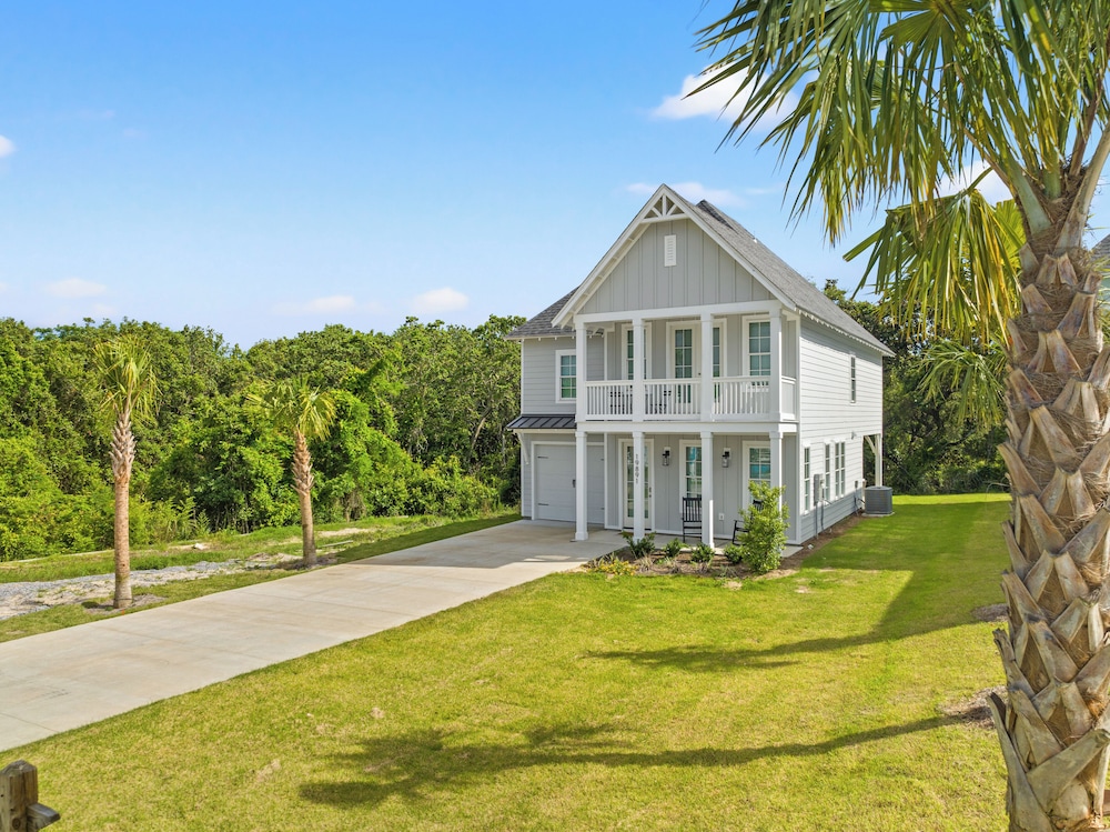 Spacious 6BR Beach Home Sleeps 15 Relax & Reconnect at Coastal Breeze