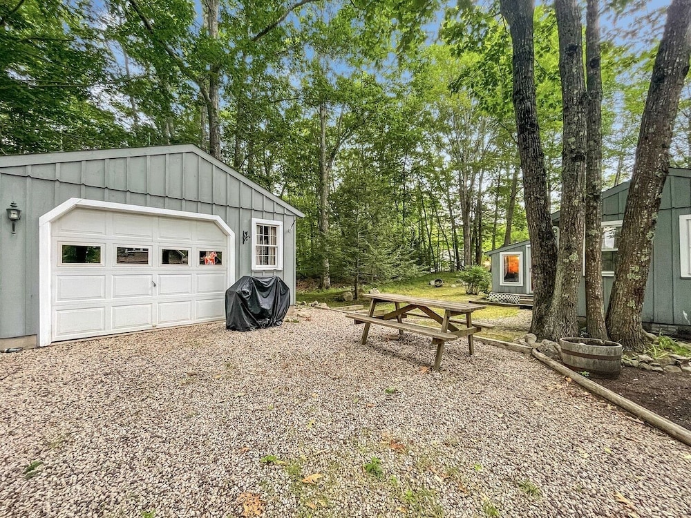 Dewey Cottage - Y854 Adorable Cottage Close To Long Sands Beach And Short Sands 4 Bedroom Home by RedAwning
