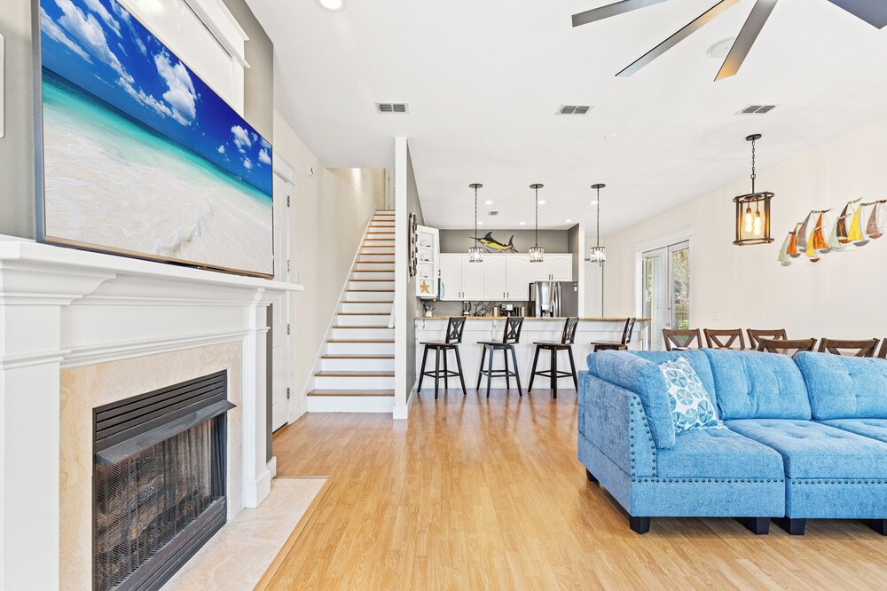 Beach House Spacious 4BR Retreat With Gulf Views & Observation Deck!