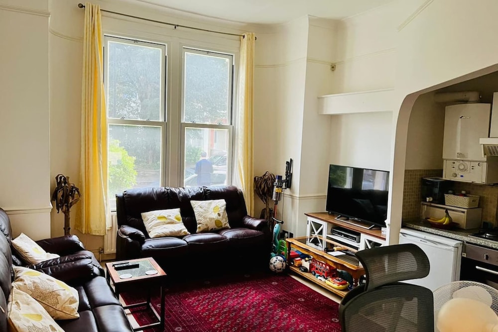 Comfortable 2 Bedroom Apartment in West London