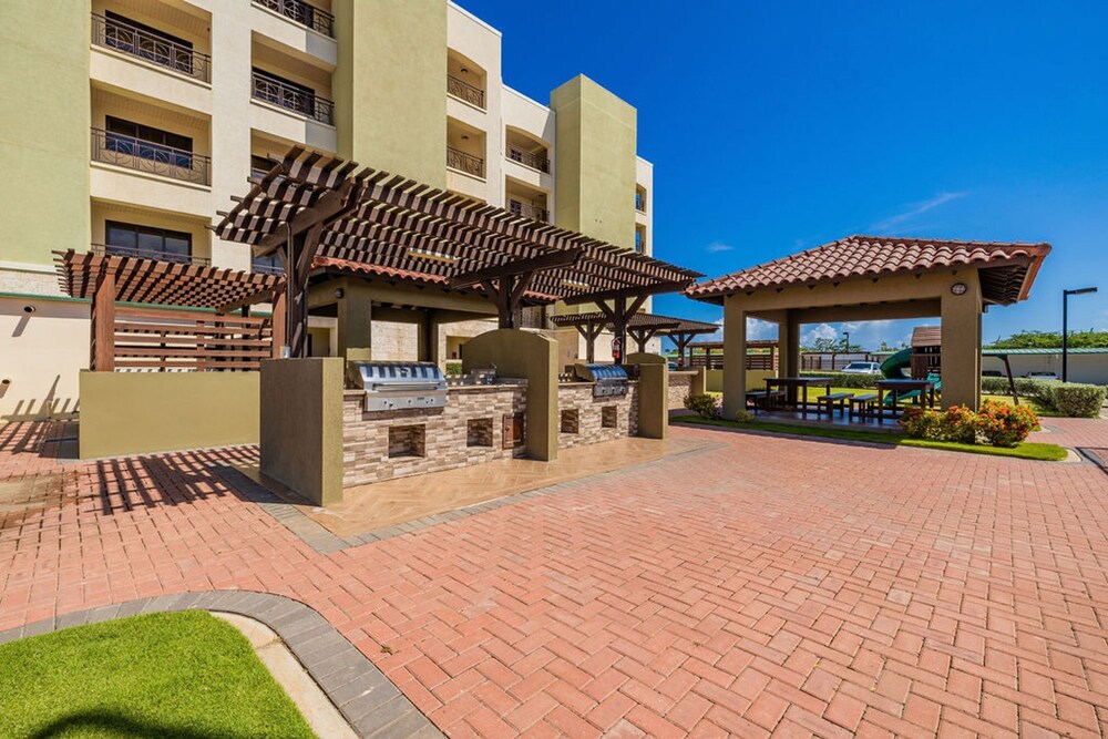 1BR 2BA Corner Condo on Top Floor w Amazing Views